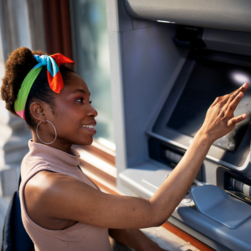 Eine Frau benutzt einen Geldautomaten