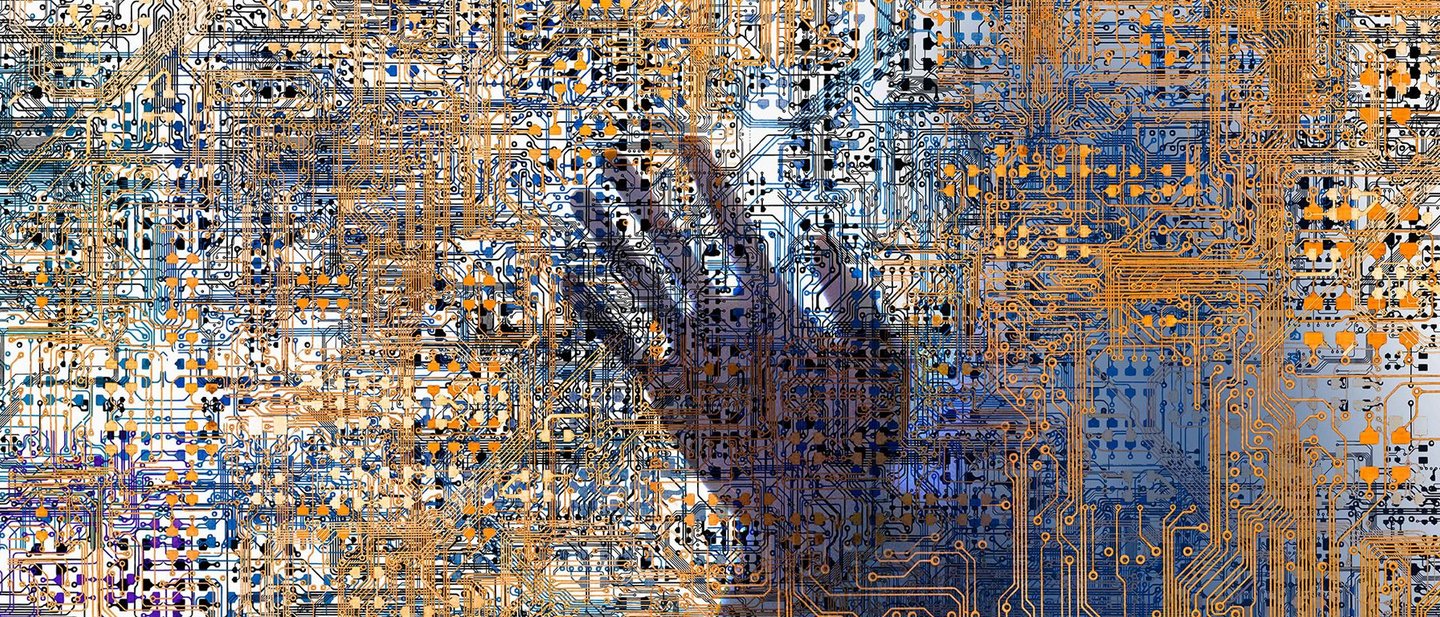 Eine Gespensterhand über einem komplexen Netzwerk aus Computerschaltungen in einem Bild über Hackerinnen und Hacker, Risiken und die Schattenseiten der Technologie