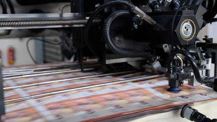 Nahaufnahme einer Maschine bei der Banknotenproduktion des 10 Euro-Scheins