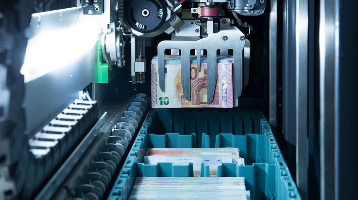 Blick in das innere einer Banknotenbearbeitungsmaschine, die Eurobanknoten in NotaTracc® Trays sortiert