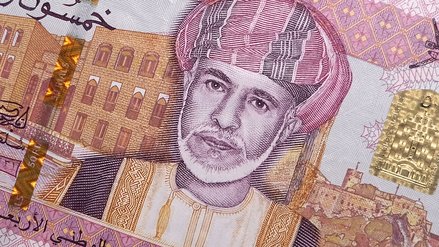 Großaufnahme eines Geldscheins, auf dem Mann mit Turban und arabische Schriftzeichen aufgedruckt sind