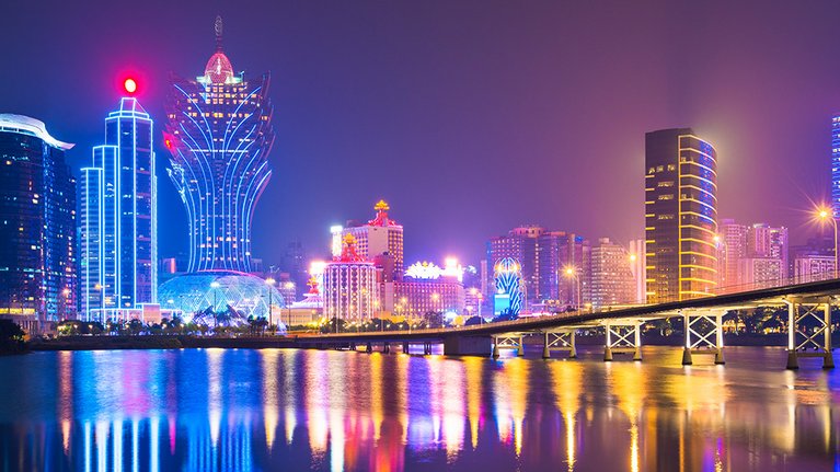 Die Skyline von Macau bei Nacht