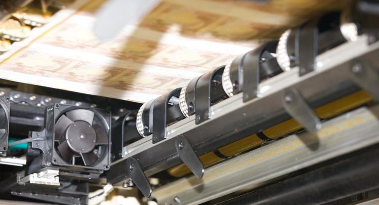 Blick in das innere einer Maschine zur Herstellung von Geldscheinen