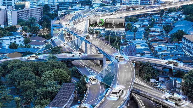 Simulation von vernetzten Autos, die auf einem modernen Straßennetz einer Großstadt fahren