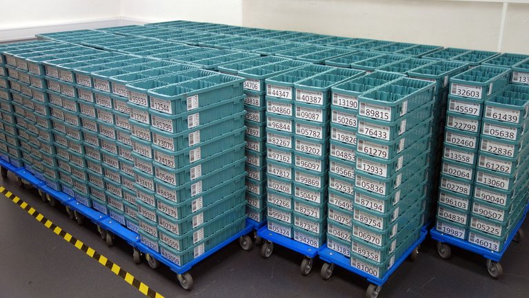 Stacked NotaTracc® trays from G+D on trolleys