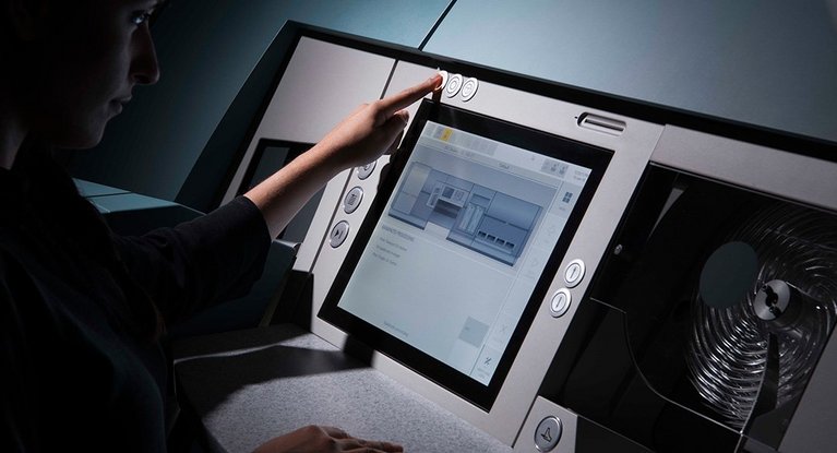 Eine Person bedient das Banknotenbearbeitungssystem BPS® M3 per Touchscreen