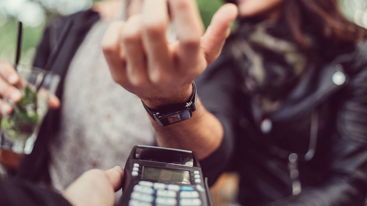 Eine Frau bezahlt kontaktlos mit ihrer Smartwatch
