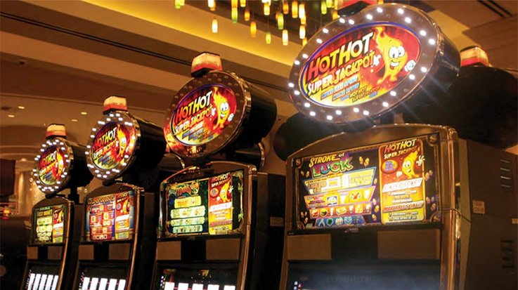 Vier Spielautomaten in einem Casino