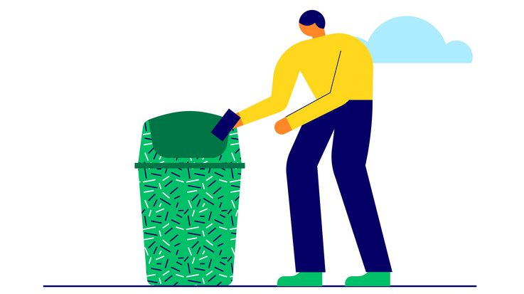 Person entsorgt Müll im Abfalleimer