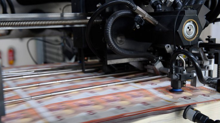 Nahaufnahme einer Maschine bei der Banknotenproduktion des 10 Euro-Scheins