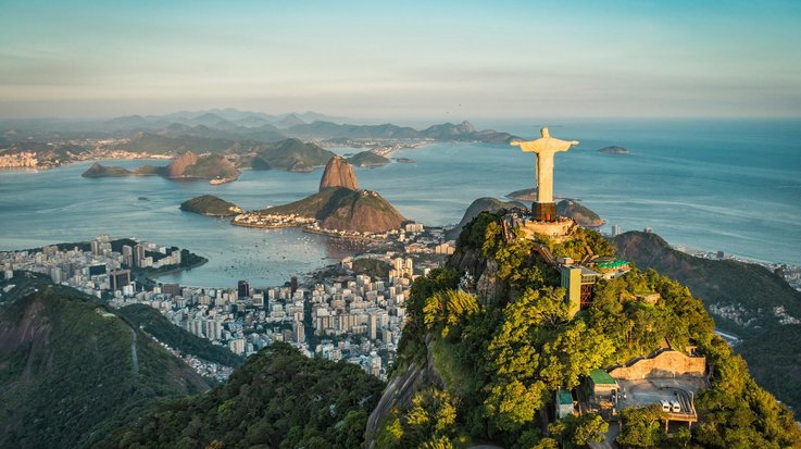 Blick auf Rio de Janeiro mit der Christo Statue im Vordergrund