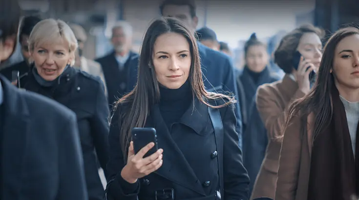Person hält ihr smartohone in der Hand mit einem Overlay unterschiedlicher Aktionen die ein Authentifizierung fordern