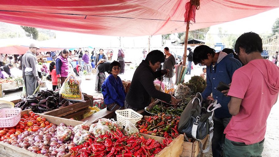 Ein Gemüsestand auf einem asiatischen Markt
