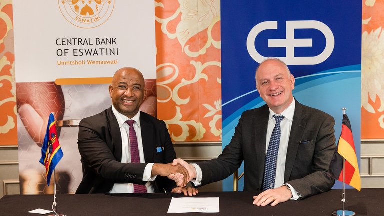 Dr. Phil Mnisi, Gouverneur der Zentralbank von Eswatini, und Dr. Wolfram Seidemann, CEO von G+D Currency Technology, bei der Unterzeichnung des Partnerschaftsvertrags.