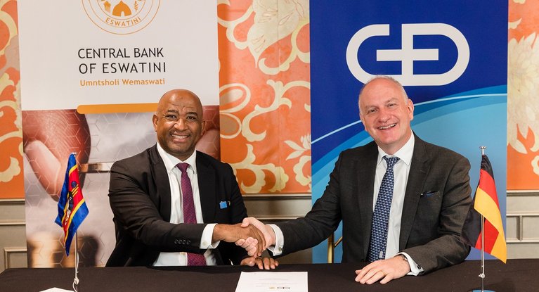 Dr. Phil Mnisi, Gouverneur der Zentralbank von Eswatini, und Dr. Wolfram Seidemann, CEO von G+D Currency Technology, bei der Unterzeichnung des Partnerschaftsvertrags.