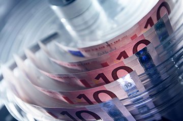 A highspeed G+D banknote processing machine accurately counting and sorting 10 euro notes.