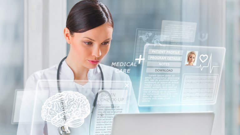 Eine Medizinerin bedient am Laptop ein medizinisches Programm