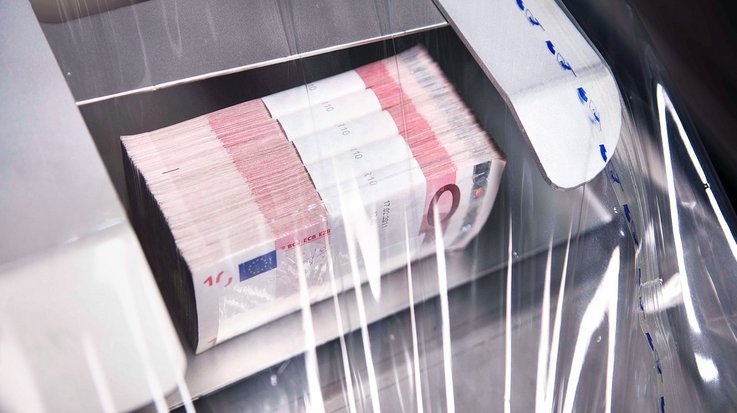 Bundling a bundle of banknotes in shrink wrap inside a banknote processing machine