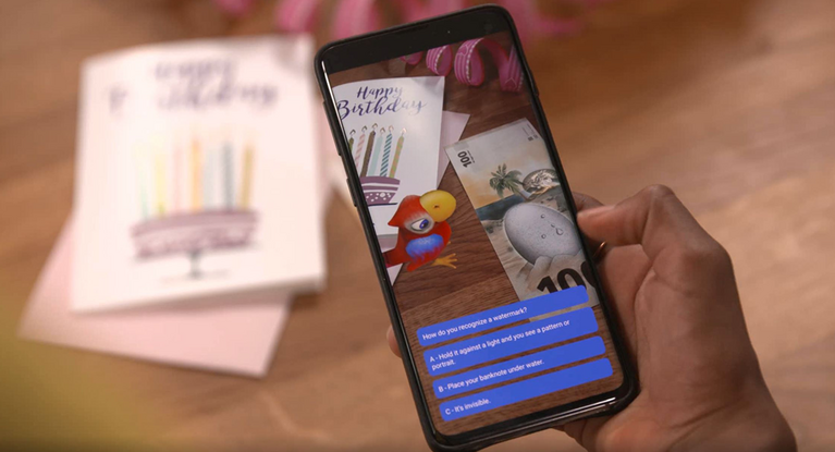 Illustration der Banknoten-App für Kinder mit Penny dem Papagei auf einem Mobiltelefon
