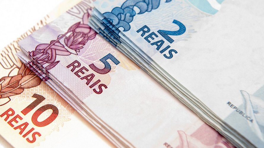 Gestapelte brasilianische 2, 5 und 10 Reais-Geldscheine 