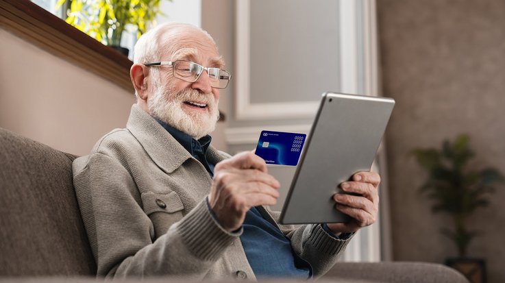 Senior, der eine Online-Zahlung vornimmt