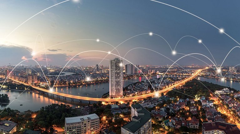 Simuliertes Netzwerk zwischen Gebäuden in einer Großstadt