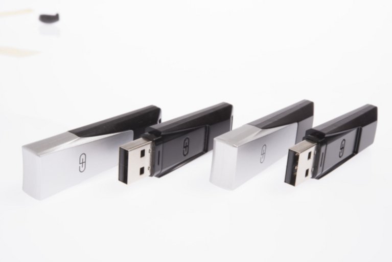 Vier StarSign Crypto USB Token mit und ohne Deckel