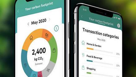 Smartphone-Bildschirme, die eine Zahlungslösung mit digitalen nachhaltigkeitsorientierten Tools zeigen