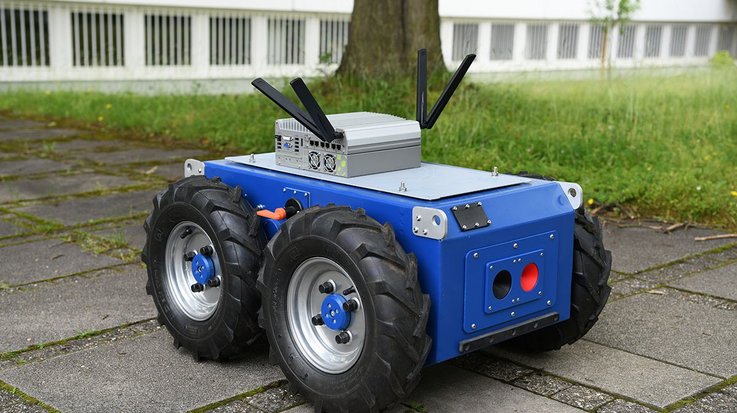 Blauer Roboter mit vier großen Rädern