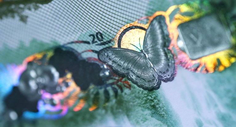 Großaufnahme einer Micromirror LEAD®-Hologrammfolie in Form eines Schmetterlings auf einer Banknote