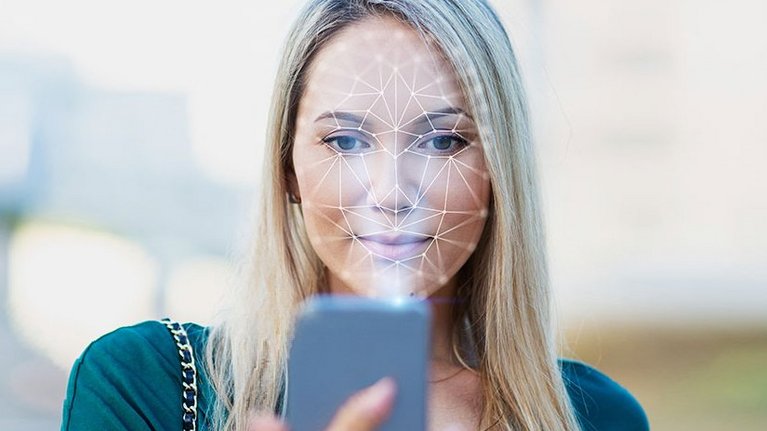 Ein Smartphone scannt das Gesicht einer Frau