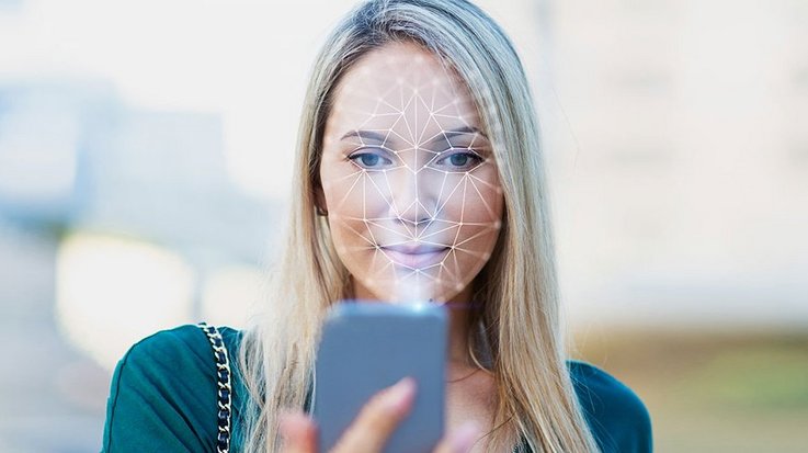 Ein Smartphone scannt das Gesicht einer Frau