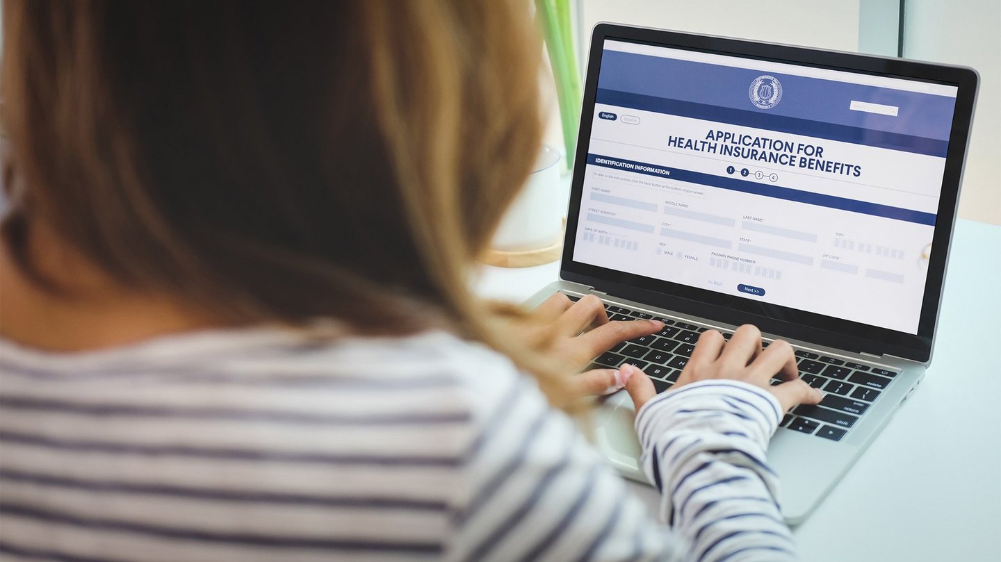 Nahaufnahme einer Frau, die ihre Krankenversicherung online von zu Hause aus verwaltet