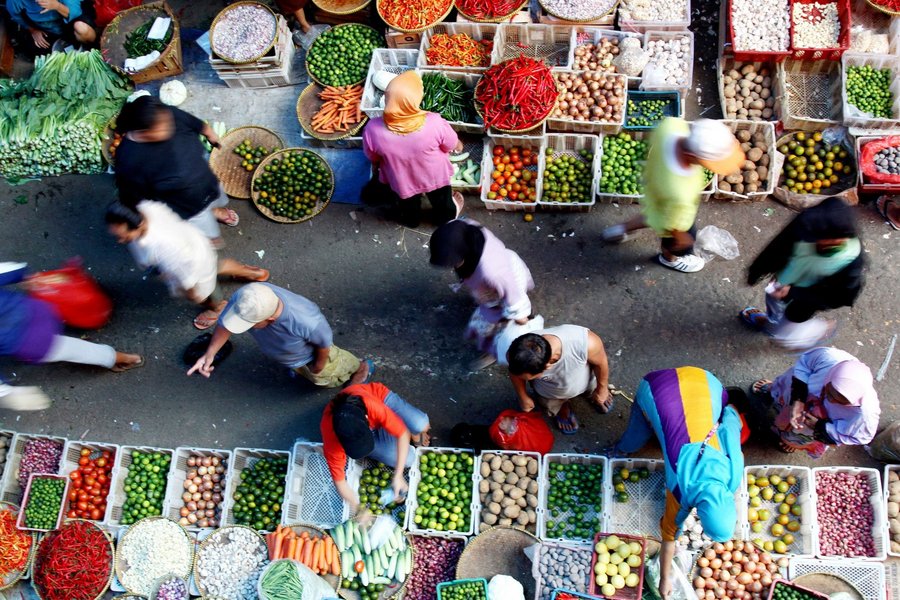 Unscharfe Bewegung von Menschen auf dem Gemüsemarkt