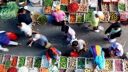 Unscharfe Bewegung von Menschen auf dem Gemüsemarkt