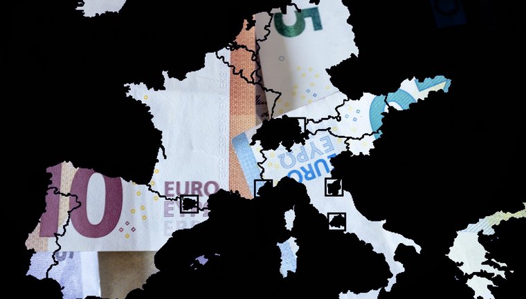 Landkarte von Europa mit Euroscheinen im Hintergrund