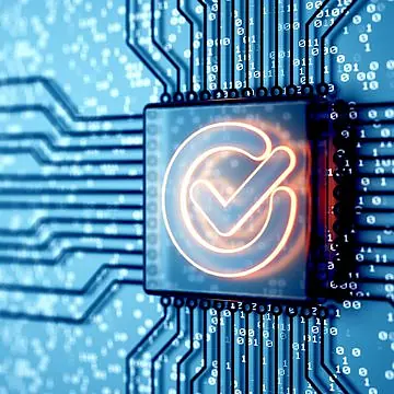ALT TEXT (accurately describing the image 75-100 ch., include main keyword)  98 Z, 	Mikrochip mit leuchtend orangefarbenem Häkchen-Symbol auf einer blauen Leiterplatte mit Binärcode.