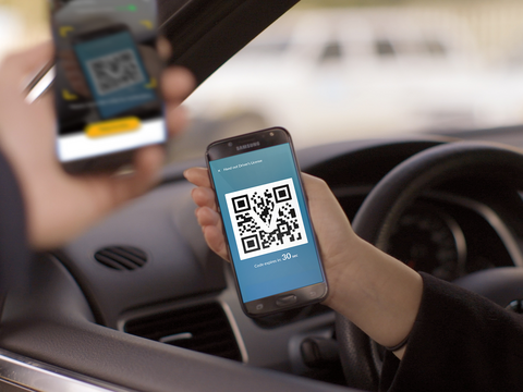 Digitaler Führerschein, der aus einem Auto gezeigt wird.
