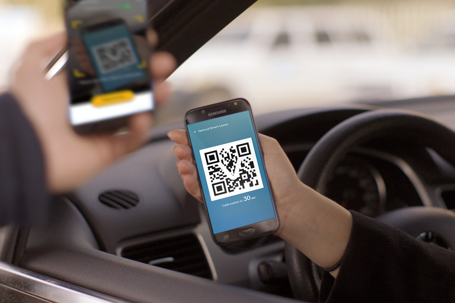 Digitaler Führerschein, der aus einem Auto gezeigt wird.