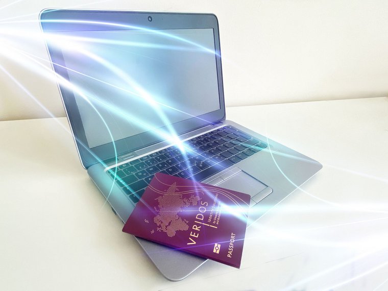 Ein Laptop mit einem Reisepass und Lichtstrahlen, die eGovernment und Maßnahmen in der Krise symbolisieren