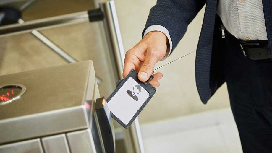 Ein Mann checkt mit seinem digitalen Personalausweis auf seinem Smartphone ein