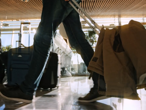Ein Mann läuft durch eine Flughafenhalle