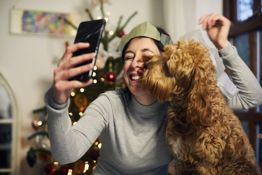 Eine Frau macht ein Selfie mit ihrem Hund