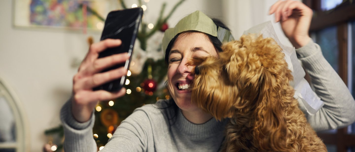 Eine Frau macht ein Selfie mit ihrem Hund