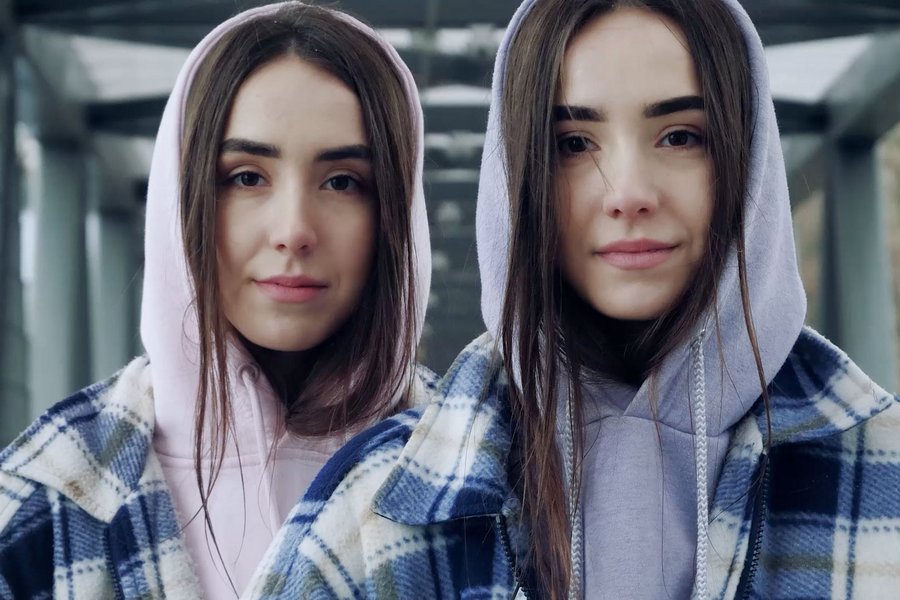 Eineiige weibliche Zwillinge mit gleicher Kleidung