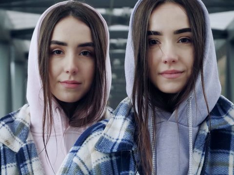 Eineiige weibliche Zwillinge mit gleicher Kleidung