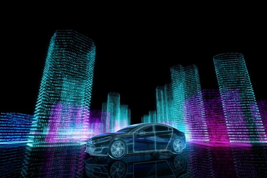 Ein Elektroauto vor einer digitalen Stadt aus Binärcode steht für die ständige Konnektivität von IoT-Fahrzeugen.