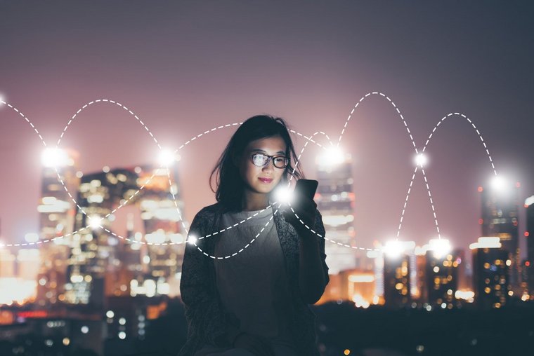 A woman socially connected by night with 5G