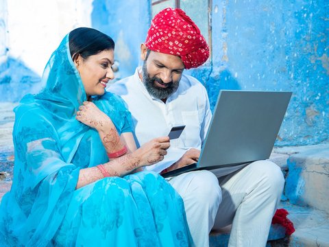 Ein indisches Paar schaut auf einen Laptop