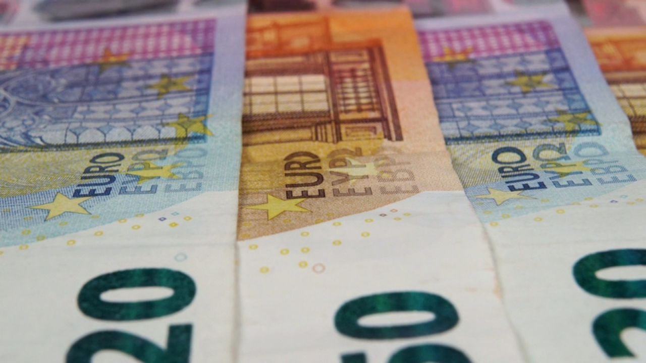 Close up of 20 and 50 € bills